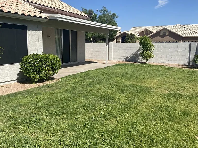 525 W Candlewood Ln — Photo 18