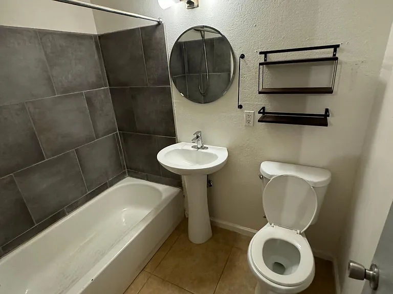 426 W Howe St #426 — Photo 6