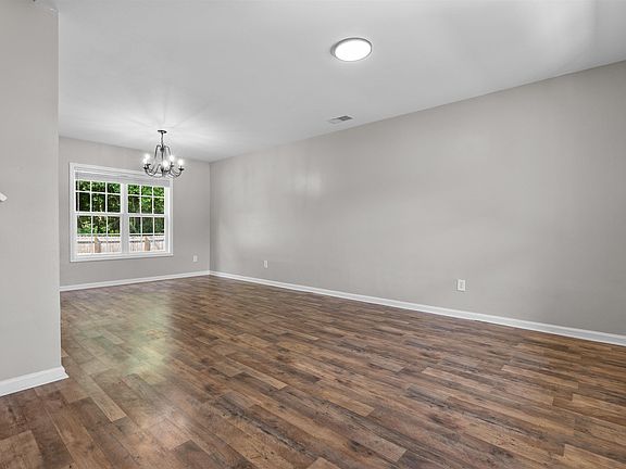 5th image of 43 Derby Ln