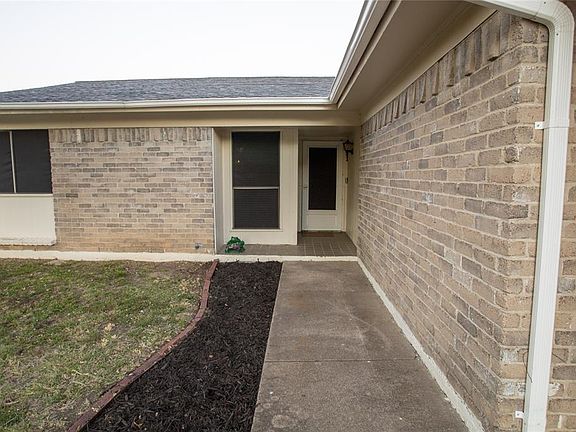 3rd image of 1016 N Knowles Dr