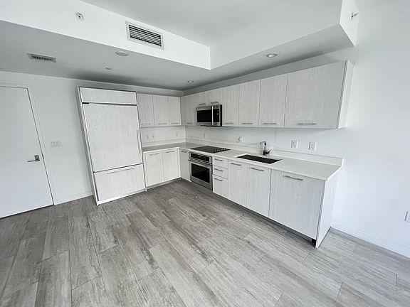 4th image of 55 SW 9th St #2707-2707H