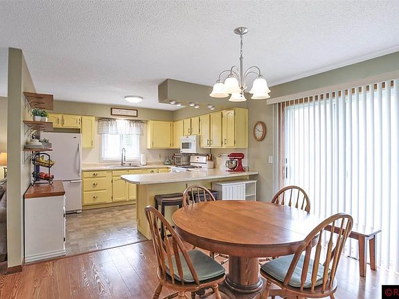5th image of 308 18th Ave NE