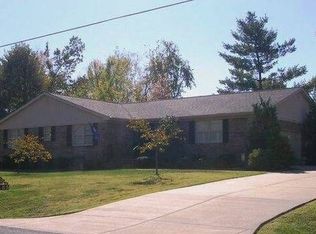 135 Brookfield Dr, Paducah, KY 42001