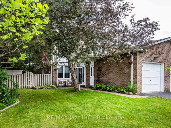 2 Barrow Ct, Whitby, ON L1P 1E4