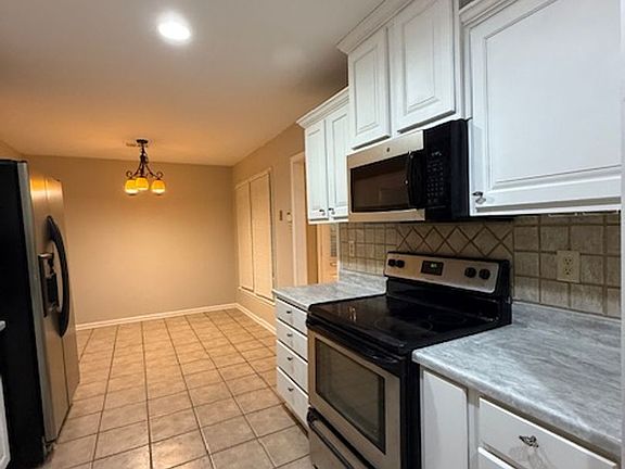 3rd image of 8367 Chippingham Dr