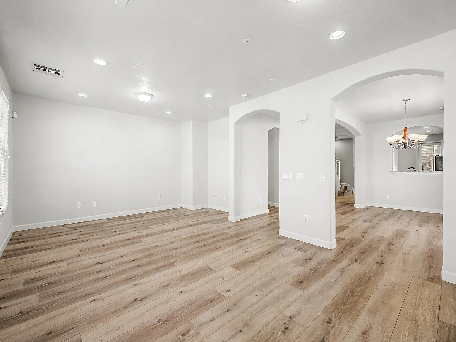 3 bed, 2051 sqft, $2,100 — Photo 2