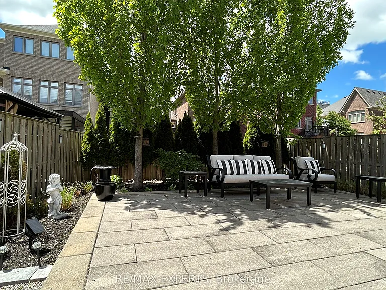 77 Robert Berry Cres — Photo 24