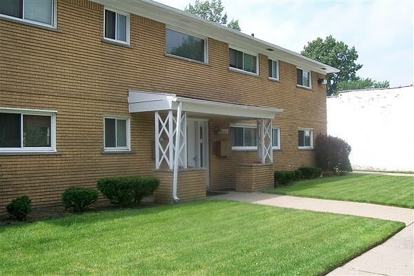 18333 Schoolcraft Sideview