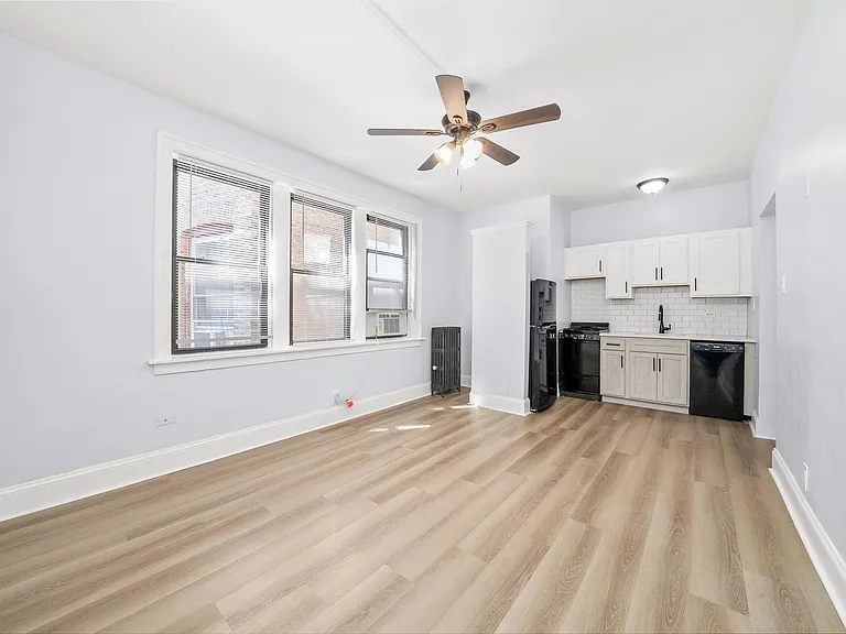 University Manor Apartments — Photo 11