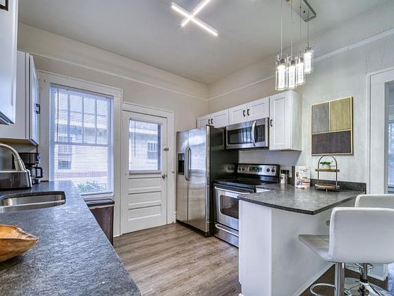 2nd image of 2807 Park St
