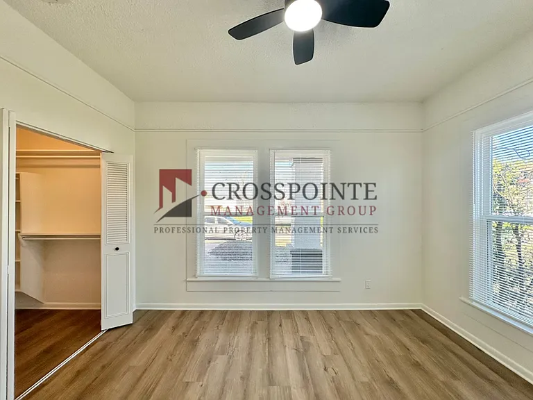 403 E Noble St — Photo 11