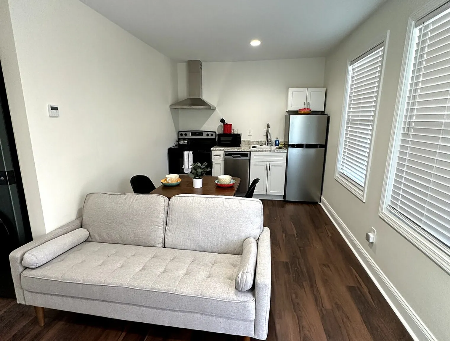 1 bed, 1.0 bath, $2,072 — Photo 4