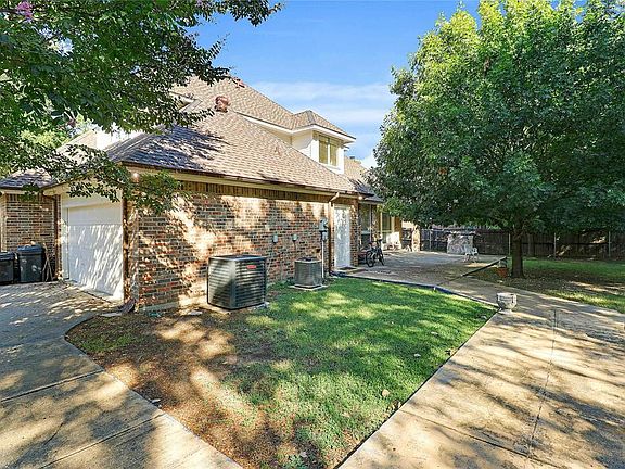 4th image of 1720 Carriage Creek Dr
