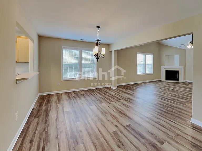 114 Elgin Ln — Photo 5