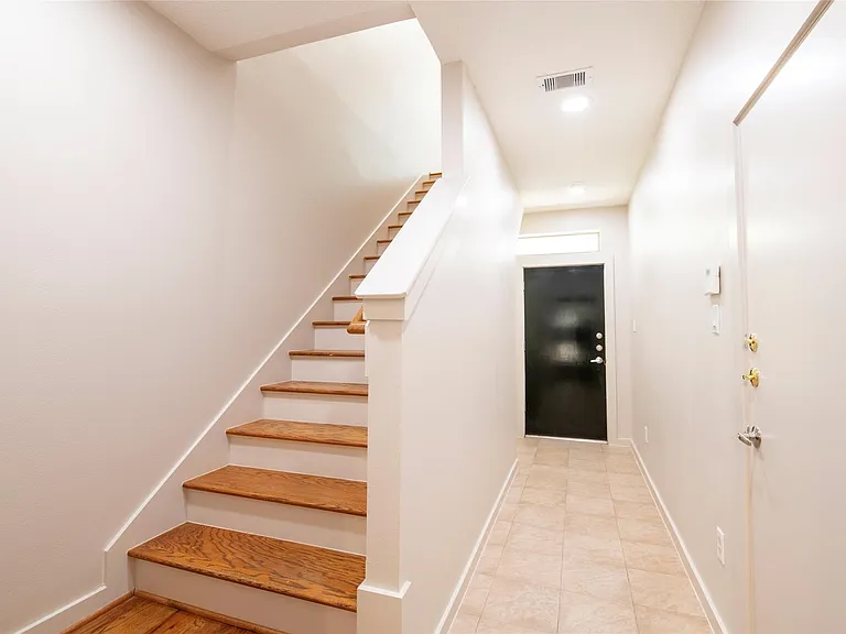 4040 Center St — Photo 3