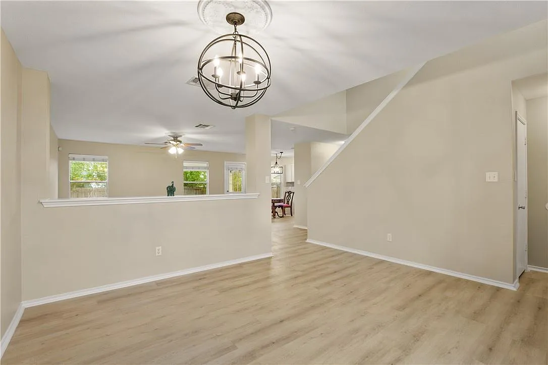 4 bed, 3.0 bath, 2450 sqft, $2,450 — Photo 3