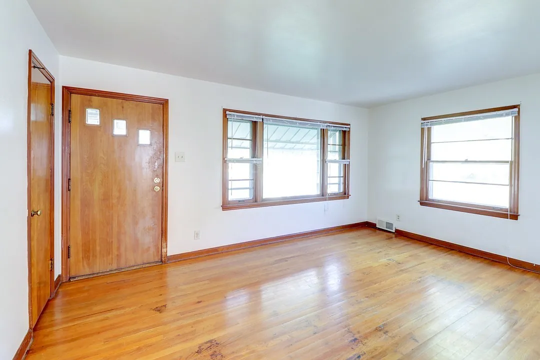 3 Bedroom House In Champaign-Availalbe August 2026 — Photo 2