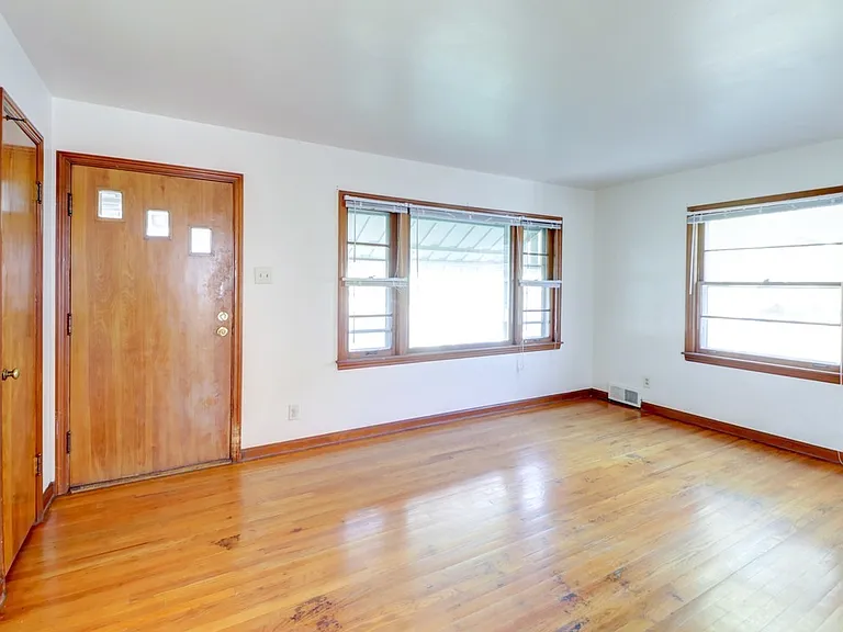 602 S Mattis Ave — Photo 2