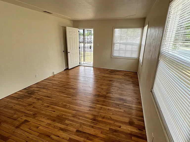 2022 Glendale Ave — Photo 3