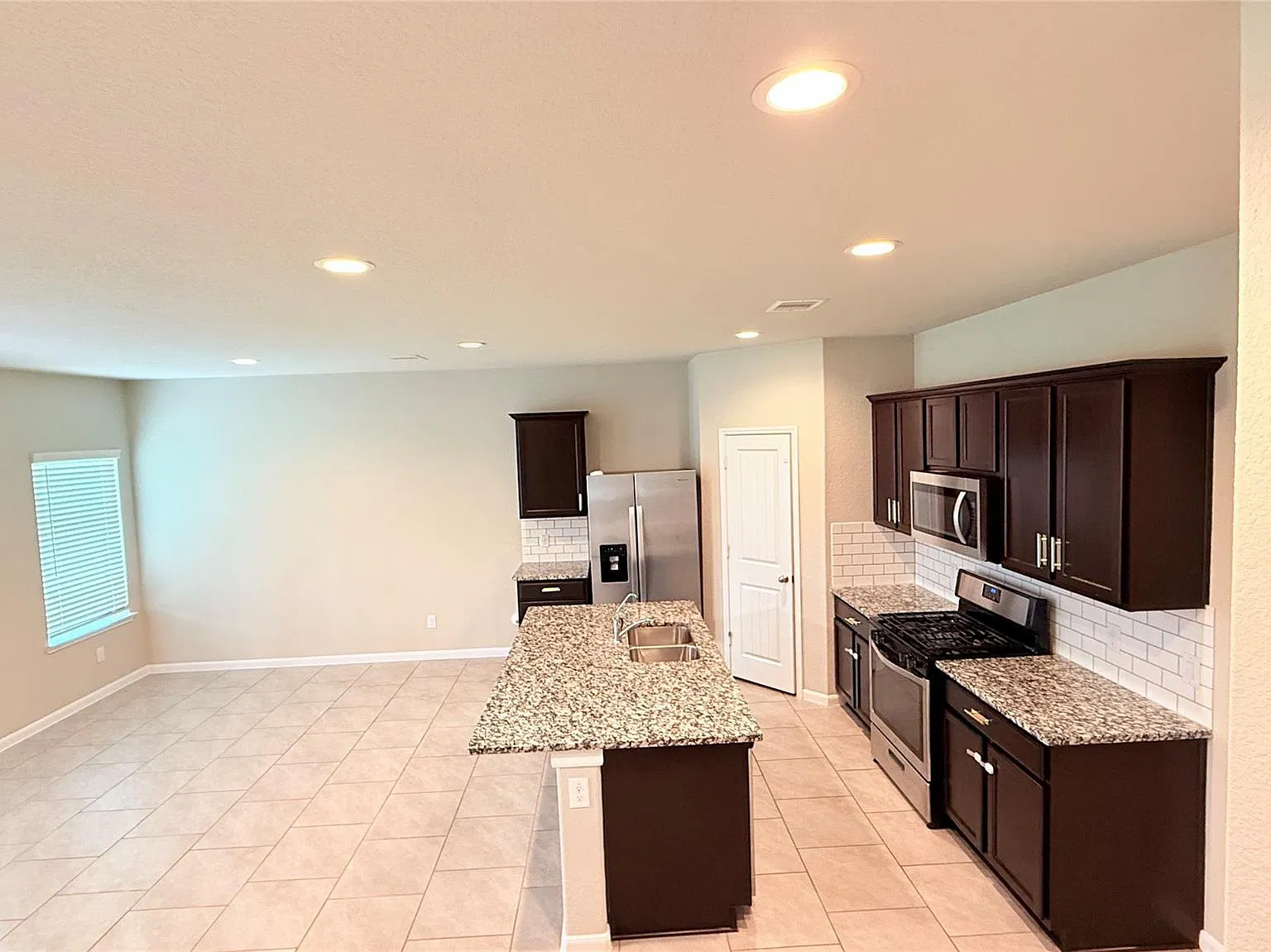 4 bed, 3.0 bath, 2191 sqft, $2,350 — Photo 4