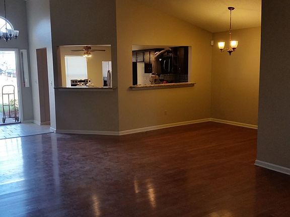 2nd image of 8 Saint Ives Ct