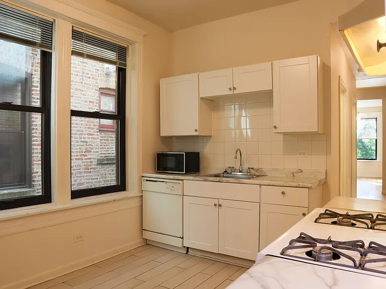 905 S Claremont Ave — Photo 17