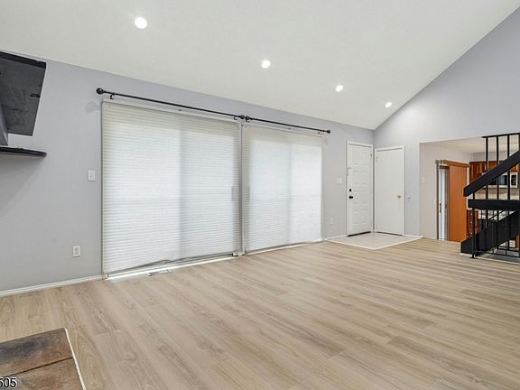 4th image of 19 Linda Ln