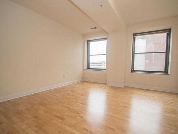 4th image of 606 W Wisconsin Ave Unit 501
