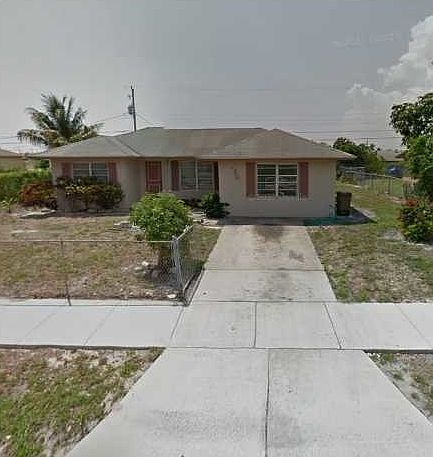 2nd image of 530 NE 40th St
