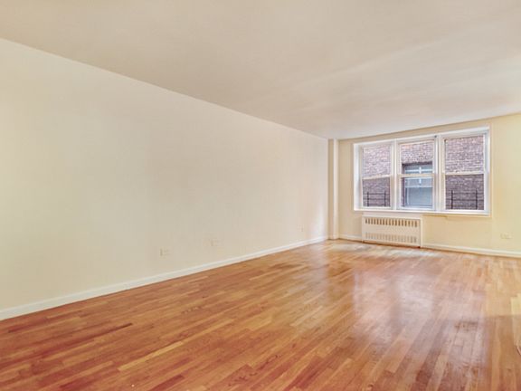 3rd image of 33-14 Parsons Blvd #2R