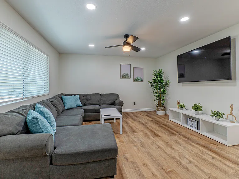 1133 S Farmer Ave #3 — Photo 1