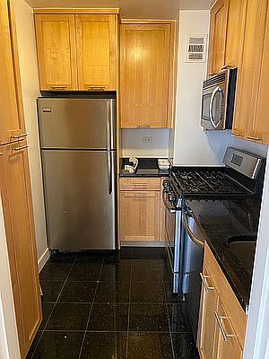 5th image of 435 E 79th St APT 9G