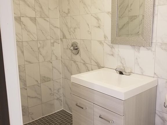 4th image of 259 Robinson Ave #1