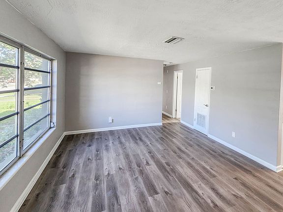 4th image of 995 Barclay Dr