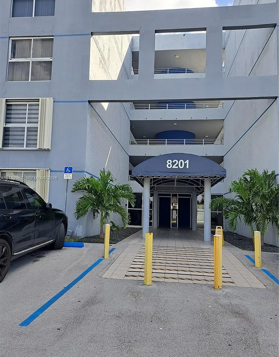 Palm Court Of Miami Condo — Photo 2