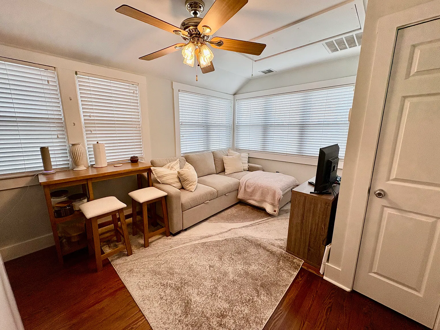 2 bed, $1,800 — Photo 2
