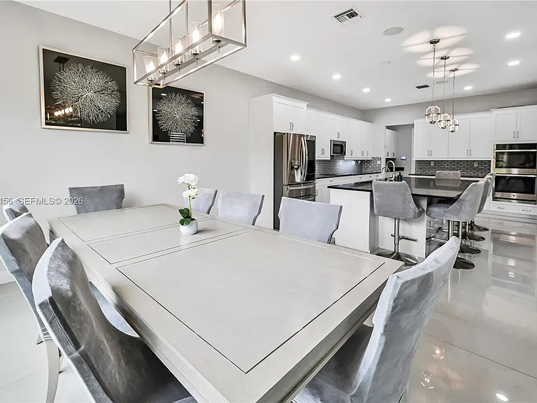 8645 NW 39th Ct — Photo 3