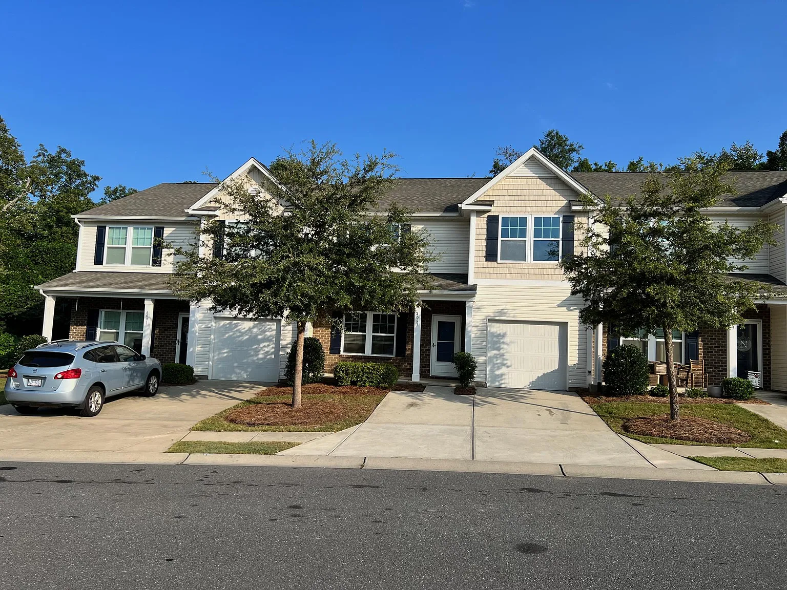 3 bed, 2.5 bath, 2069 sqft, $2,200 — Photo 2