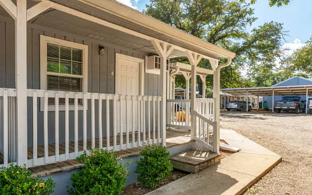 Country Oaks Apartments — Photo 2