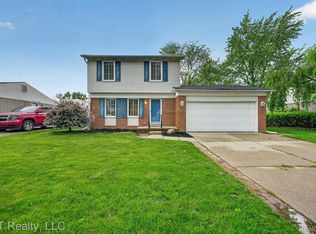 18566 Blakely Dr, Woodhaven, MI 48183