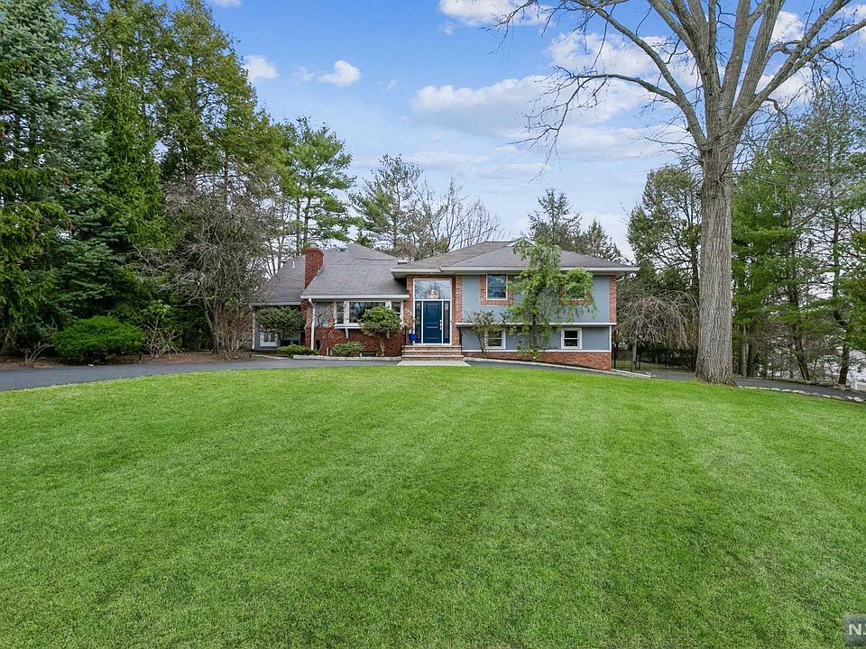1st image of 608 Blakeney Pl