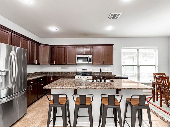 4th image of 932 Shadow Bluff Dr