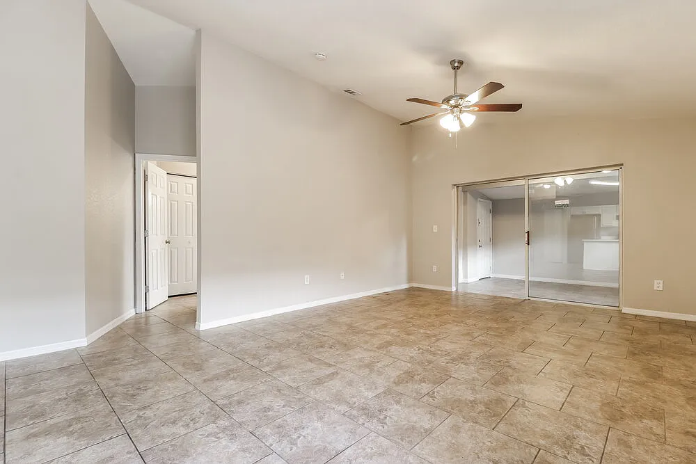 3 bed, 2.0 bath, 1185 sqft, $2,320 — Photo 4