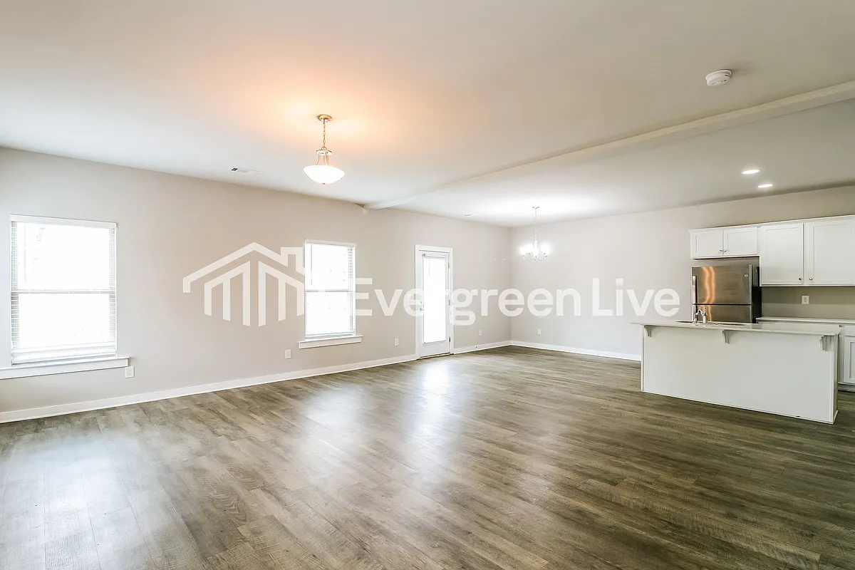 Building Photo - 10966 Woodland Dr