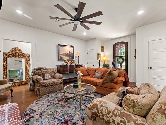 5th image of 14 Spring Lake Dr