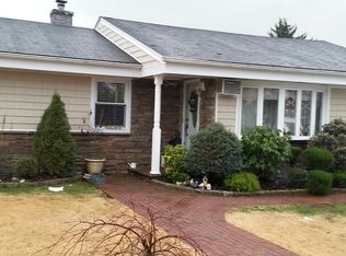 4 Queen St, Hicksville, NY 11801