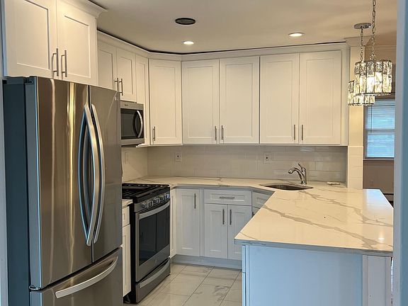 4th image of 8 Pequot Ave Floor 1