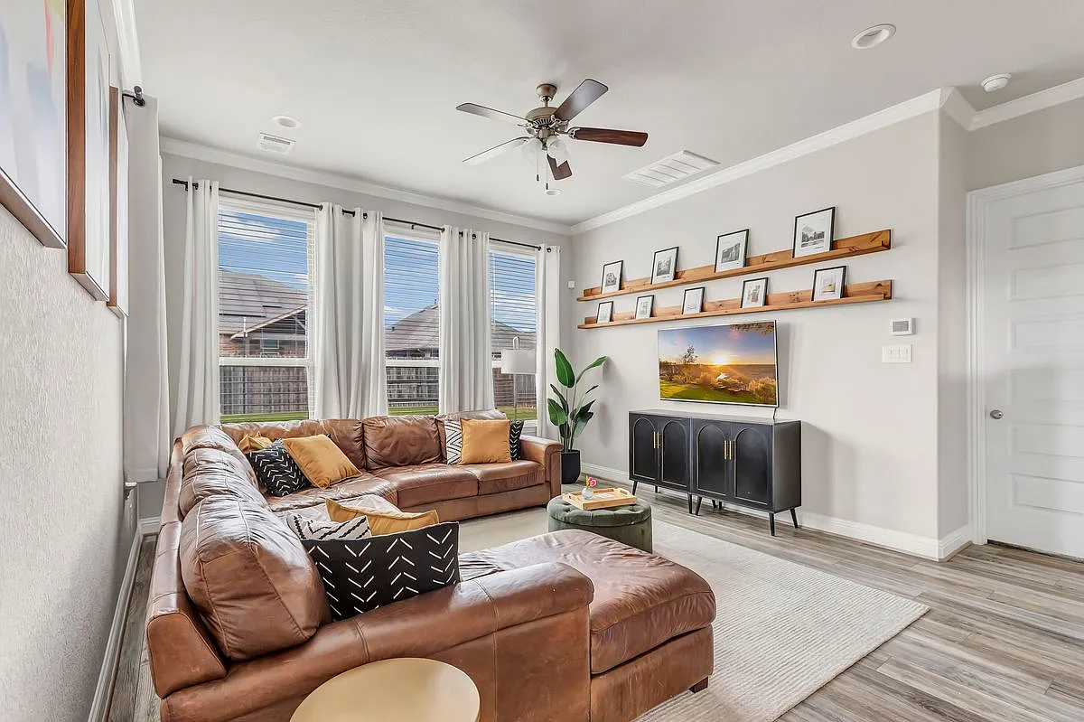 4 bed, 3.0 bath, 2363 sqft, $2,950 — Photo 4