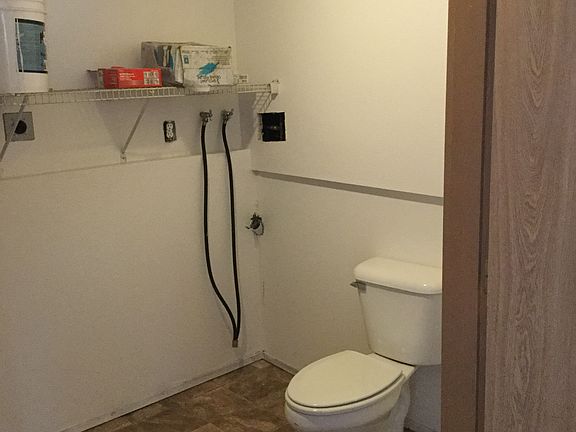 4th image of 102 E Grand St