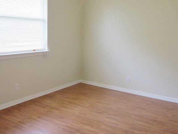 5th image of 2801 Hemlock Dr